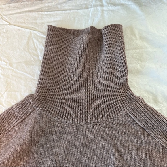 Commense Turtleneck Sweater - Picture 3 of 8